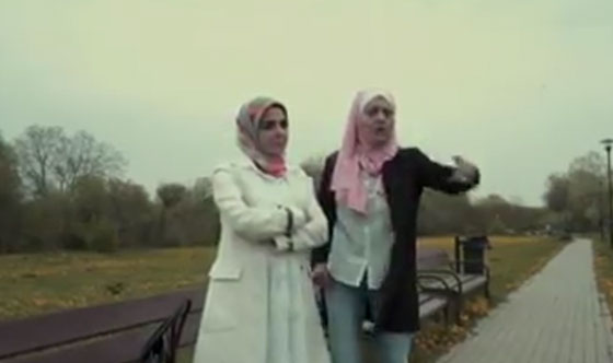 بالفيديو: عنصري يعتدي على ممثلتين ترتديان الحجاب خلال تصوير (فوق السحاب)   صورة رقم 2