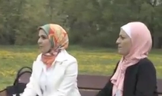 بالفيديو: عنصري يعتدي على ممثلتين ترتديان الحجاب خلال تصوير (فوق السحاب)   صورة رقم 1