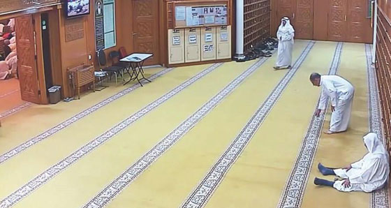  فيديو حزين:  لقطات لم تُبَث سابقاً من تفجير مسجد في الكويت صورة رقم 1
