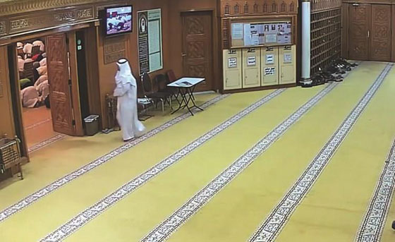  فيديو حزين:  لقطات لم تُبَث سابقاً من تفجير مسجد في الكويت صورة رقم 2