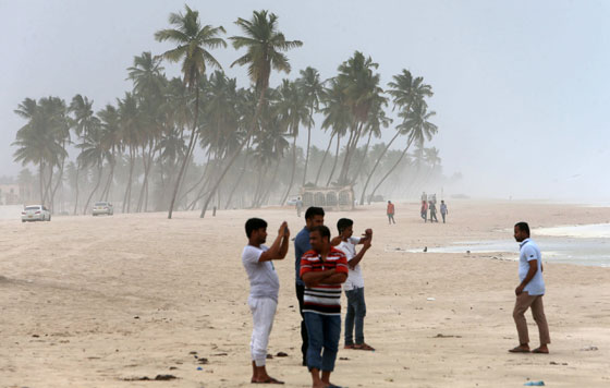 بالفيديو والصور.. إعصار مكونو يضرب سواحل عُمان ويتسبب في وفاة طفلة صورة رقم 4