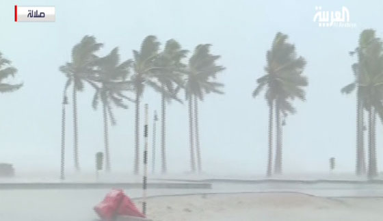 بالفيديو والصور.. إعصار مكونو يضرب سواحل عُمان ويتسبب في وفاة طفلة صورة رقم 1