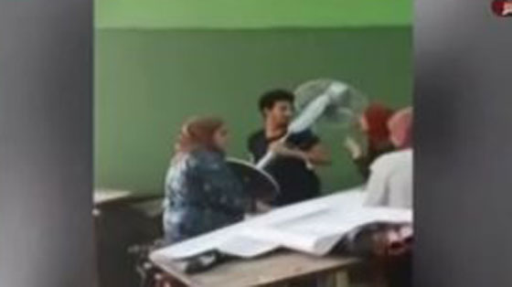  طالبة مصرية تتوفى اثناء الامتحان بسبب الحر، وطالب يحضر معه مروحة! صورة رقم 3