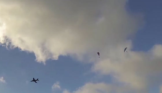 فيديو مرعب.. طائرة حربية تمر بالقرب من مظليين  صورة رقم 3