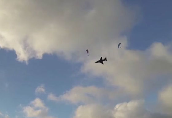 فيديو مرعب.. طائرة حربية تمر بالقرب من مظليين  صورة رقم 2
