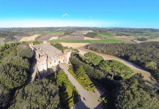 بالصور.. للبيع قلعة تاريخية في إيطاليا عمرها 6 قرون  صورة رقم 1