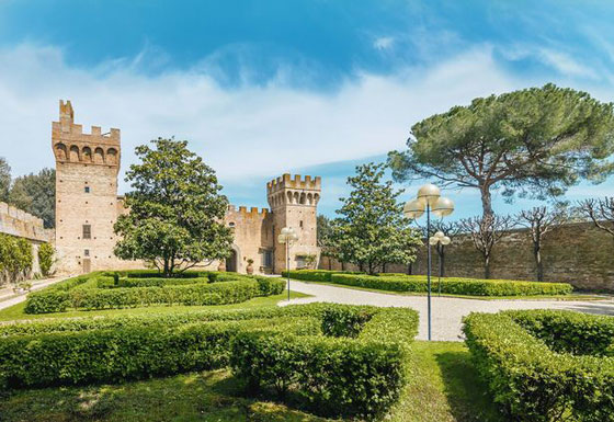 بالصور.. للبيع قلعة تاريخية في إيطاليا عمرها 6 قرون  صورة رقم 2