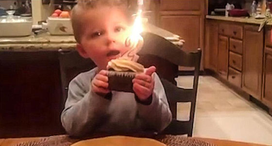 فيديو طريف.. طفل يأكل كعكة عيد ميلاده والشمعة مشتعلة فوقها صورة رقم 2