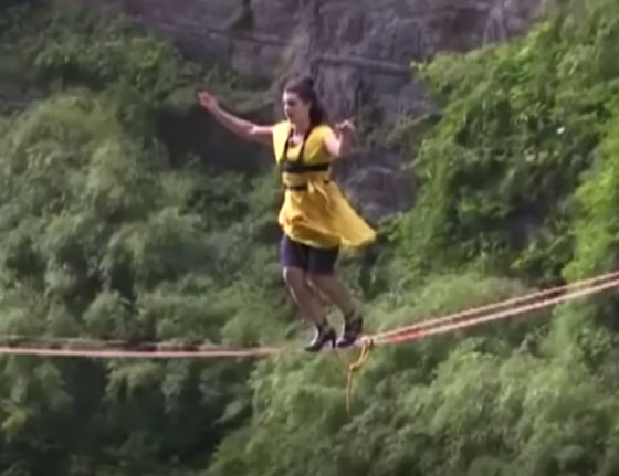 فيديو مثير.. نساء يمشين على الحبل بالكعب العالي على ارتفاع 1300 متر صورة رقم 2