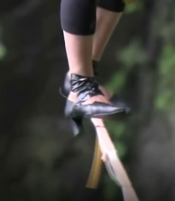فيديو مثير.. نساء يمشين على الحبل بالكعب العالي على ارتفاع 1300 متر صورة رقم 1