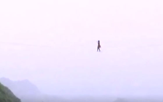 فيديو مثير.. نساء يمشين على الحبل بالكعب العالي على ارتفاع 1300 متر صورة رقم 3