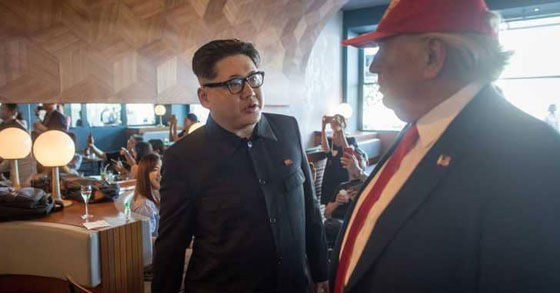 القمة المزيفة.. لقاء كوميدي بين كيم جونغ أون ودونالد ترامب صورة رقم 1