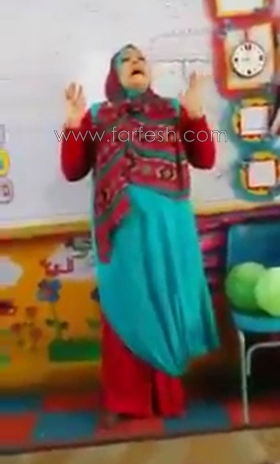 فيديو مضحك: مدرّسة مصرية تعلم طلابها اللغة الإنجليزية بلهجة خاطئة وصادمة صورة رقم 2