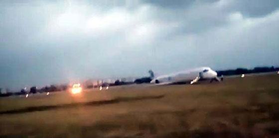 فيديو لحظات هبوط مرعبة لطائرة ركاب بمطار اوكراني. الجميع توقعوا الموت! صورة رقم 4