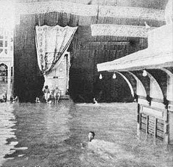 قبل 77 عاما.. شاب بحريني طاف حول الكعبة سباحة! صورة رقم 1