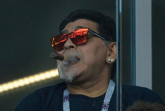 ما سبب تدخين مارادونا للسيجار في المدرجات خلال مباراة الأرجنتين؟ صورة رقم 3