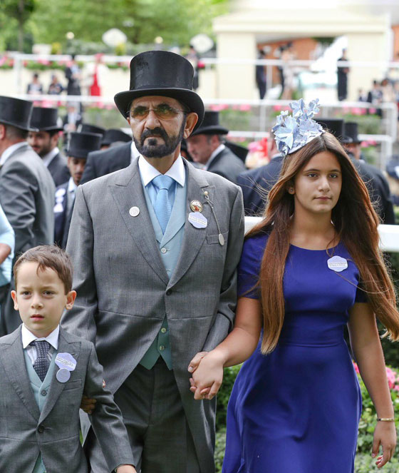 صور حاكم دبي وعائلته يخطفون الأضواء في  سباق للخيل في انجلترا صورة رقم 2
