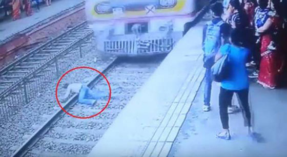 فيديو صادم: لحظة انتحار رجل قفز فجأة أمام قطار مسرع! صورة رقم 4