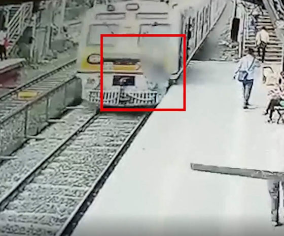 فيديو صادم: لحظة انتحار رجل قفز فجأة أمام قطار مسرع! صورة رقم 2