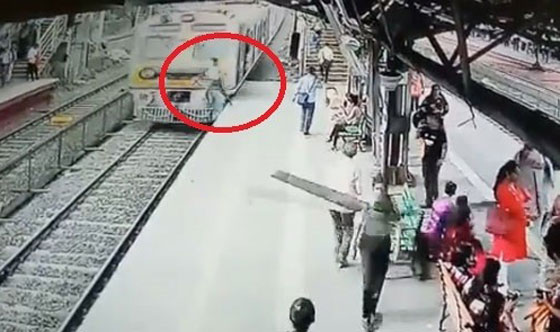فيديو صادم: لحظة انتحار رجل قفز فجأة أمام قطار مسرع! صورة رقم 1