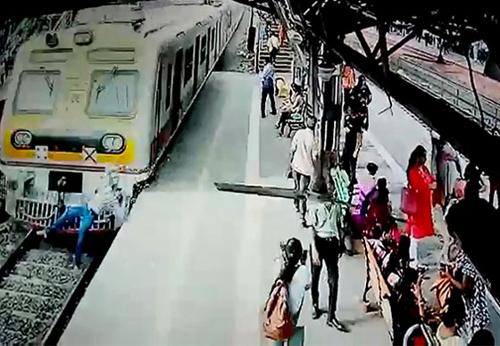 فيديو صادم: لحظة انتحار رجل قفز فجأة أمام قطار مسرع! صورة رقم 3