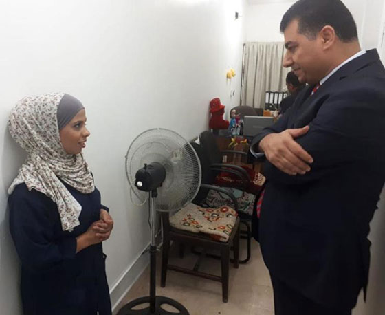 بالفيديو: وزير أردني يعتذر لعاملة نظافة ويقدم لها باقة من الورود  صورة رقم 1