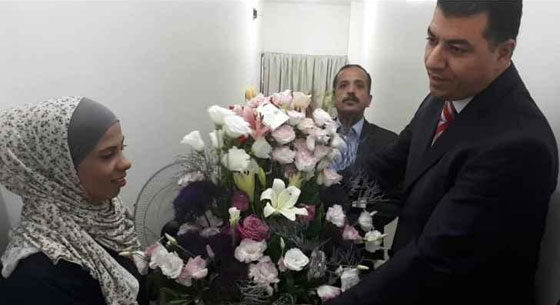 بالفيديو: وزير أردني يعتذر لعاملة نظافة ويقدم لها باقة من الورود  صورة رقم 2