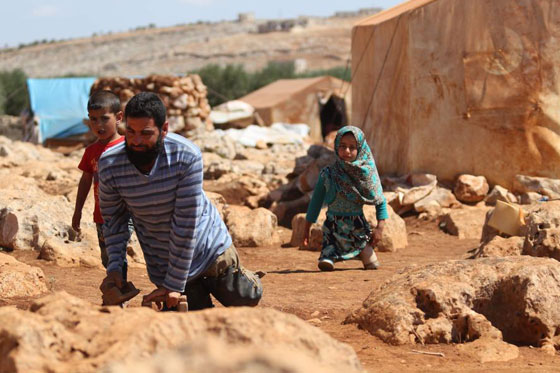 فيديو مبكي: طفلة سورية مبتورة القدمين تنتعل علب معدنية كأطراف! صورة رقم 9
