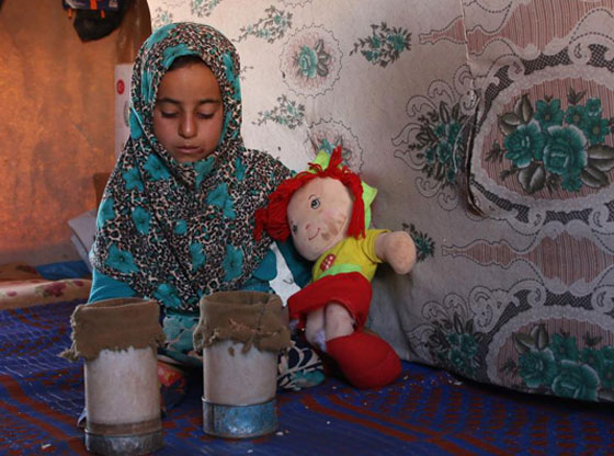 فيديو مبكي: طفلة سورية مبتورة القدمين تنتعل علب معدنية كأطراف! صورة رقم 10