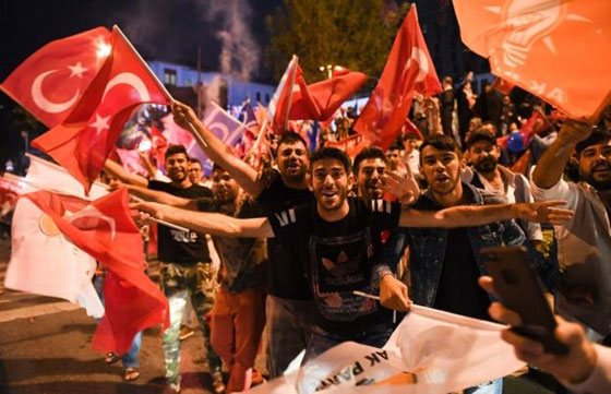 بالفيديو والصور: الأتراك يحتفلون بفوز رجب طيب أردوغان في الانتخابات الرئاسية صورة رقم 2