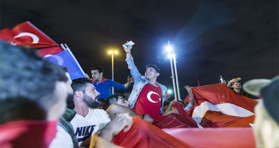 بالفيديو والصور: الأتراك يحتفلون بفوز رجب طيب أردوغان في الانتخابات الرئاسية صورة رقم 3