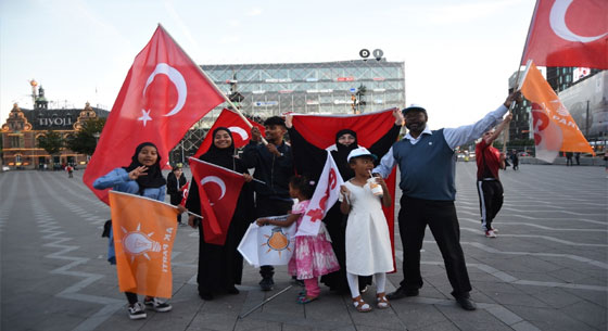 بالفيديو والصور: الأتراك يحتفلون بفوز رجب طيب أردوغان في الانتخابات الرئاسية صورة رقم 4
