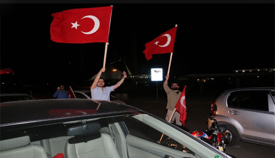 بالفيديو والصور: الأتراك يحتفلون بفوز رجب طيب أردوغان في الانتخابات الرئاسية صورة رقم 5