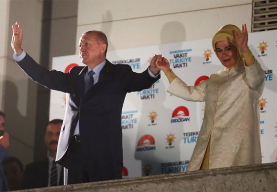 بالفيديو والصور: الأتراك يحتفلون بفوز رجب طيب أردوغان في الانتخابات الرئاسية صورة رقم 7
