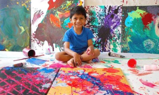طفل فنان في الرابعة يبيع لوحاته بآلاف الدولارات صورة رقم 2