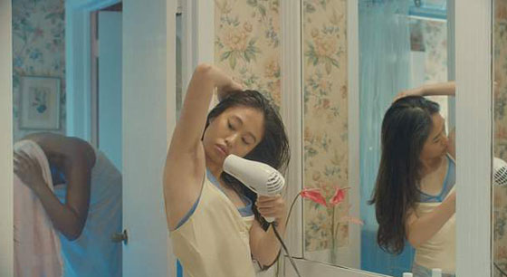 اعلان يُظهر نساء مشعرات يحلقن شعرهن أمام الشاشة مباشرة صورة رقم 6