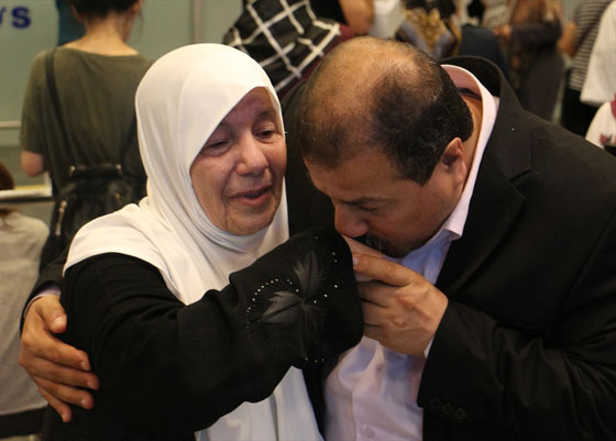 بعد فراق 17 عاما.. الفلسطيني المبعد فهمي كنعان يلتقي بوالدته في اسطنبول! صورة رقم 2