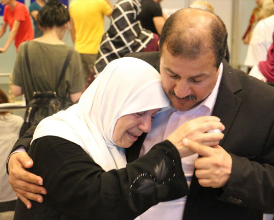 بعد فراق 17 عاما.. الفلسطيني المبعد فهمي كنعان يلتقي بوالدته في اسطنبول! صورة رقم 3