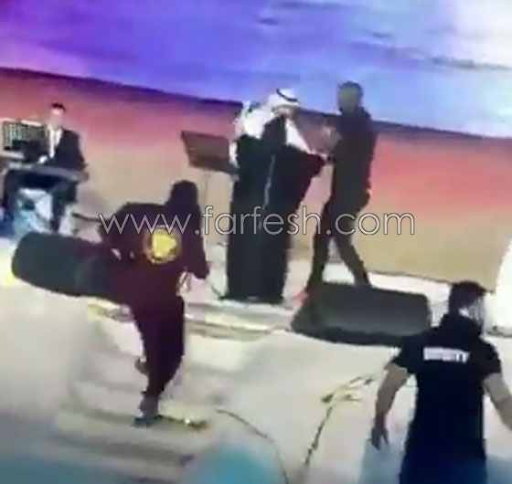 فيديو صادم: فتاة تقتحم مسرح عكاظ وتحتضن ماجد المهندس والشرطة تعتقلها صورة رقم 7