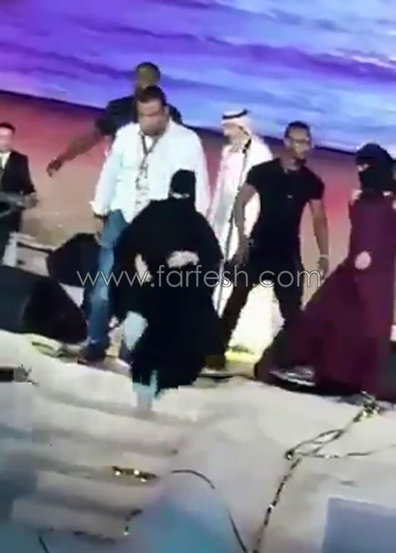 فيديو صادم: فتاة تقتحم مسرح عكاظ وتحتضن ماجد المهندس والشرطة تعتقلها صورة رقم 9