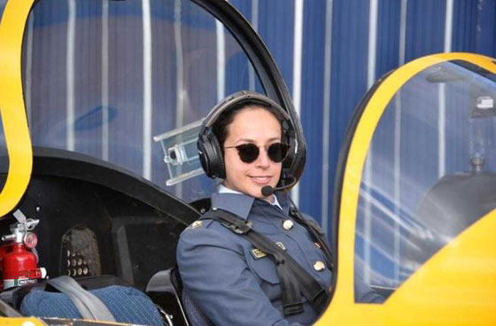 صور أول امرأة بحرينية تقود طائرة عسكرية: الشيخة عائشة بن راشد صورة رقم 1