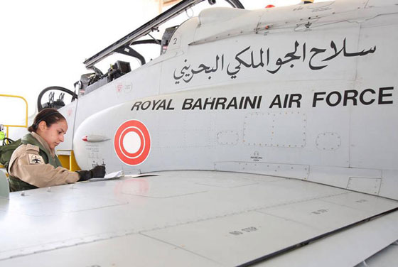 صور أول امرأة بحرينية تقود طائرة عسكرية: الشيخة عائشة بن راشد صورة رقم 3