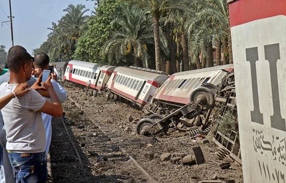 برلماني مصري يطالب باستقالة وزير النقل بعد انقلاب قطار الصعيد صورة رقم 1