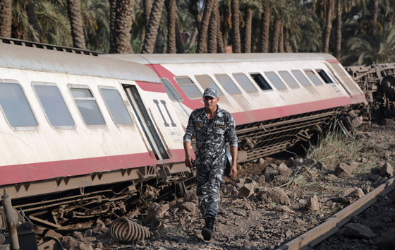 برلماني مصري يطالب باستقالة وزير النقل بعد انقلاب قطار الصعيد صورة رقم 8