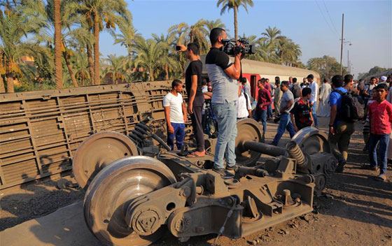 برلماني مصري يطالب باستقالة وزير النقل بعد انقلاب قطار الصعيد صورة رقم 14