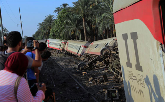 برلماني مصري يطالب باستقالة وزير النقل بعد انقلاب قطار الصعيد صورة رقم 15
