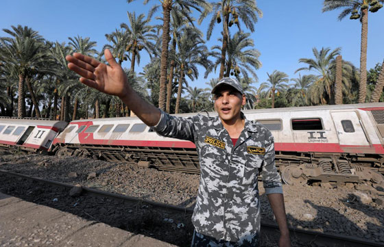 برلماني مصري يطالب باستقالة وزير النقل بعد انقلاب قطار الصعيد صورة رقم 18