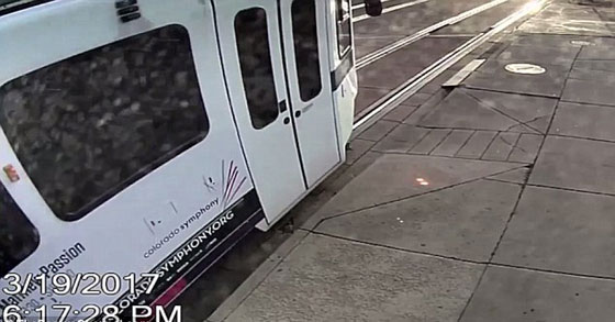 فيديو صادم.. قطار يجر رجلا بعد وقوعه بين الرصيف والقطار! صورة رقم 1
