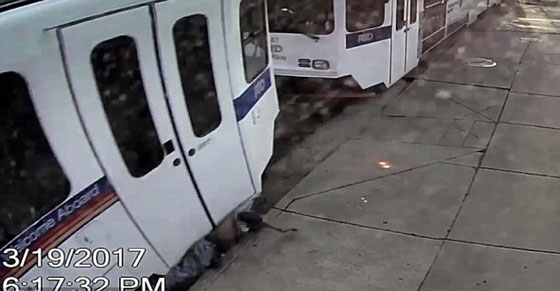 فيديو صادم.. قطار يجر رجلا بعد وقوعه بين الرصيف والقطار! صورة رقم 2