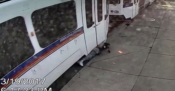 فيديو صادم.. قطار يجر رجلا بعد وقوعه بين الرصيف والقطار! صورة رقم 3